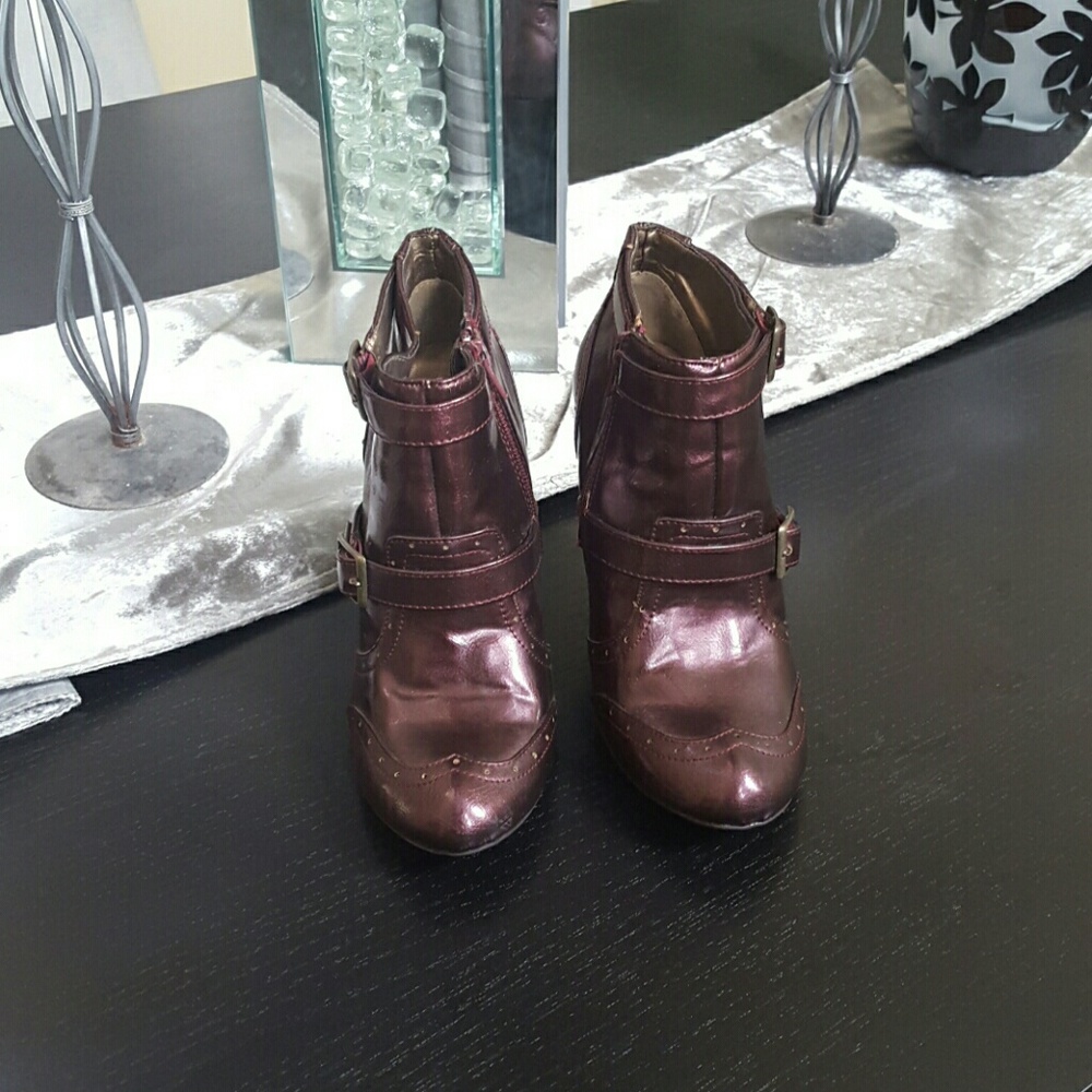 Ellemenno  Shimmery  Booties Size 8